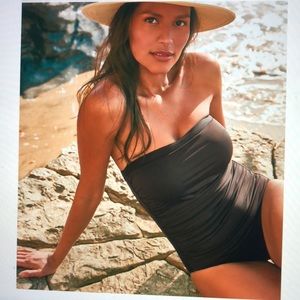 NWT Tommy Bahama pearl Shirred Bandeau one piece swimsuit size 6